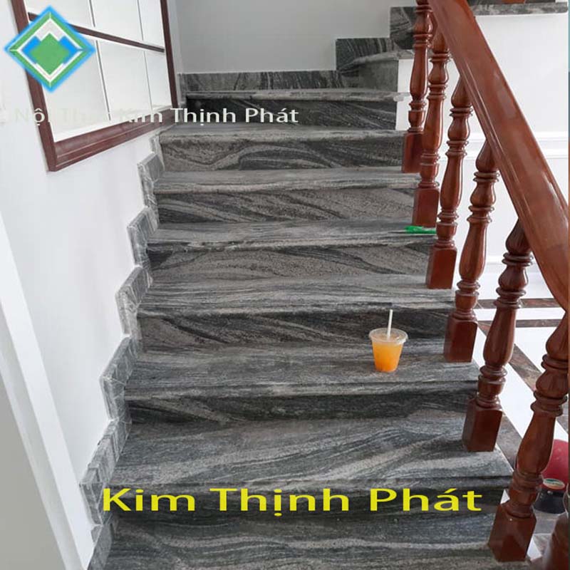 Cầu thang đá hoa cương đen