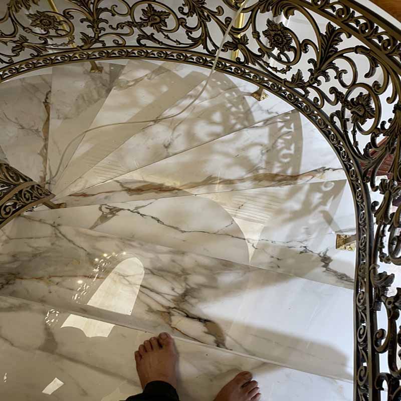 đá hoa cương trắng sứ ý cầu thang