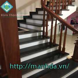 Cầu thang đá hoa cương đen trắng 40